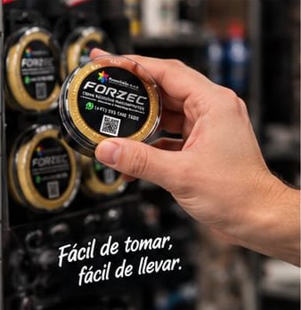 Mano tomando un envase FORZEC del exhibidor